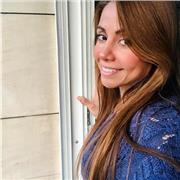 Profesional en gramática con nivel avanzado de inglés, capaz de enseñar el idioma con una metodología didáctica y fácil